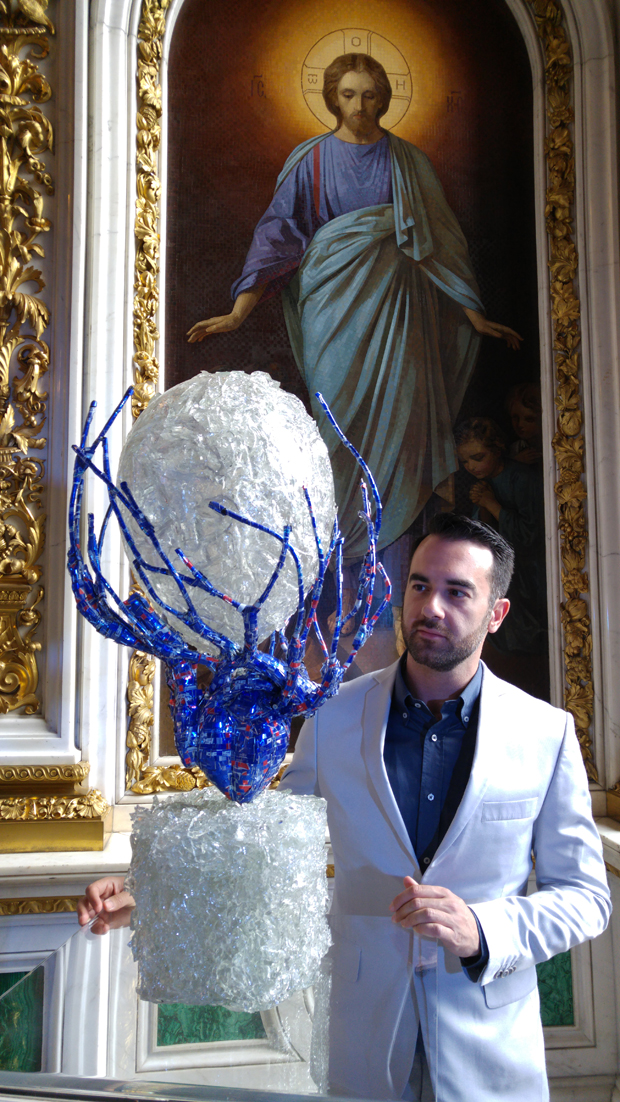 Ο επιμελητής Αριστοτέλης Καραντής με ένα από τα επτά αυγά σε στιλ Φαμπερζέ που εκτέθηκαν στο Κρατικό Μουσείο του Ναού του Αγίου Ισαάκ της Αγίας Πετρούπολης Ο επιμελητής Αριστοτέλης Καραντής με ένα από τα επτά αυγά σε στιλ Φαμπερζέ που εκτέθηκαν στο Κρατικό Μουσείο του Ναού του Αγίου Ισαάκ της Αγίας Πετρούπολης