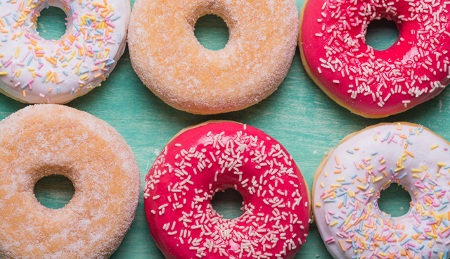 Το ντόνατ έφεραν στη Βόρεια Αμερική Ολλανδοί μετανάστες που εγκαταστάθηκαν στο «Νέο Άμστερνταμ» - τη σημερινή Νέα Υόρκη.