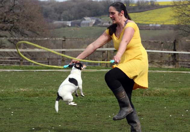 Η Τζέσικα πηδάει σχοινάκι και σπάει τα ρεκόρ Η Τζέσικα πηδάει σχοινάκι και σπάει τα ρεκόρ