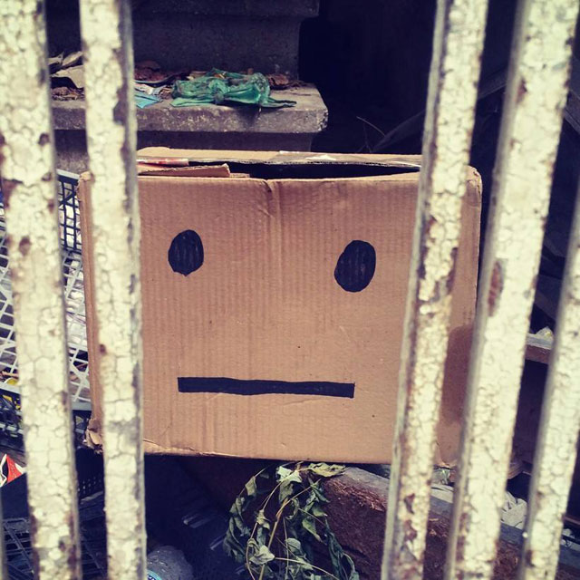 Σαν άδεια κουτιά  αφημένα στην τύχη τους