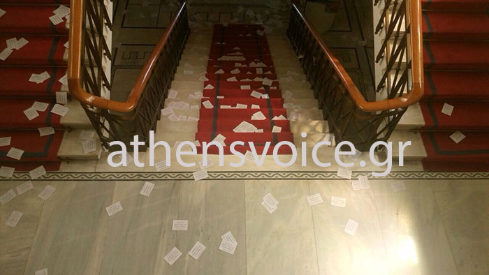 Εισβολή του «Ρουβίκωνα» στο δημαρχείο της Αθήνας - Χτύπησαν φρουρό