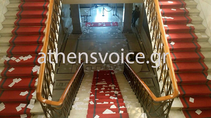 Εισβολή του «Ρουβίκωνα» στο δημαρχείο της Αθήνας - Χτύπησαν φρουρό