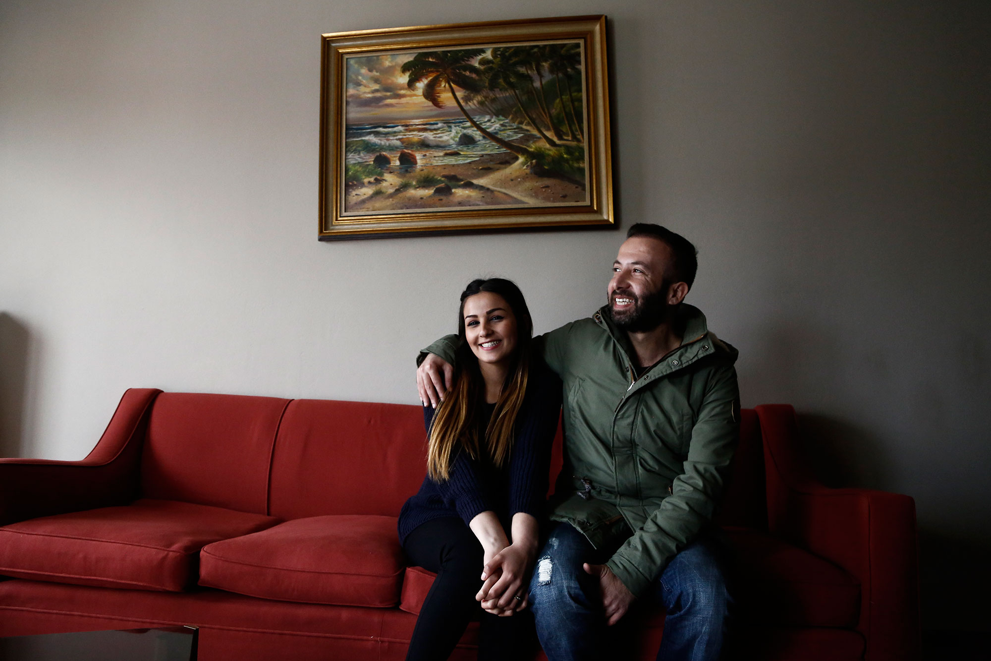 Ο Σύρος πρόσφυγας Haitham Mohammad, 30 χρονών, και η σύζυγός του Nazil Bayram, 21 χρονών, φωτογραφίζονται στο διαμέρισμα που διαμένουν και είναι νοικιασμένο από την Ύπατη Αρμοστεία για τους πρόσφυγες, κατά τη διάρκεια επίσκεψης του Γιάννη Μουζάλα στη Λιβαδειά. ΑΠΕ-ΜΠΕ / ΓΙΑΝΝΗΣ ΚΟΛΕΣΙΔΗΣ Ο Σύρος πρόσφυγας Haitham Mohammad, 30 χρονών, και η σύζυγός του Nazil Bayram, 21 χρονών, φωτογραφίζονται στο διαμέρισμα που διαμένουν και είναι νοικιασμένο από την Ύπατη Αρμοστεία για τους πρόσφυγες, κατά τη διάρκεια επίσκεψης του Γιάννη Μουζάλα στη Λιβαδειά. ΑΠΕ-ΜΠΕ / ΓΙΑΝΝΗΣ ΚΟΛΕΣΙΔΗΣ