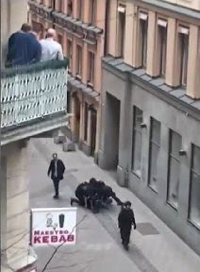 Τουλάχιστον 3 νεκροί - φορτηγό έπεσε πάνω σε πεζούς Τουλάχιστον 3 νεκροί - φορτηγό έπεσε πάνω σε πεζούς