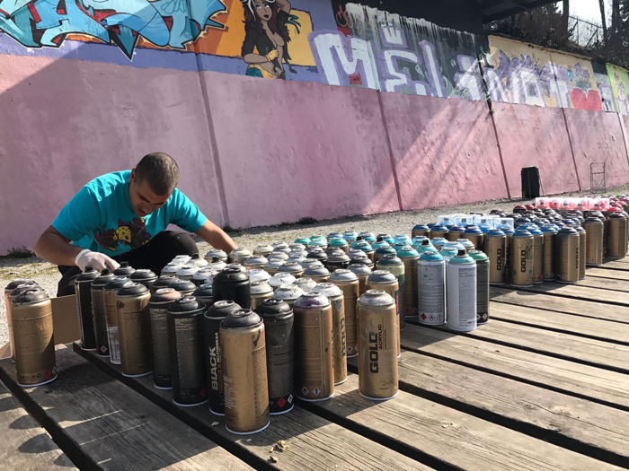 Έτοιμα τα σπρέι για τον εξωτερικό τοίχο. Ο SMILE διαλέγει χρώματα. Έτοιμα τα σπρέι για τον εξωτερικό τοίχο. Ο SMILE διαλέγει χρώματα.