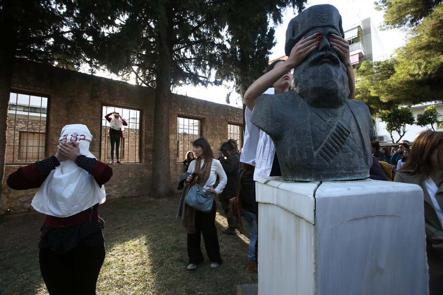 Η εικαστικός Μαίρη Ζυγούρη, με τη βοήθεια ομάδας μαθητών, παρουσιάζει την περφόρμανς "Κοκκινιά 1979 - Κοκκινιά 2017", στη Μάντρα του Μπλόκου Κοκκινιάς Η εικαστικός Μαίρη Ζυγούρη, με τη βοήθεια ομάδας μαθητών, παρουσιάζει την περφόρμανς "Κοκκινιά 1979 - Κοκκινιά 2017", στη Μάντρα του Μπλόκου Κοκκινιάς