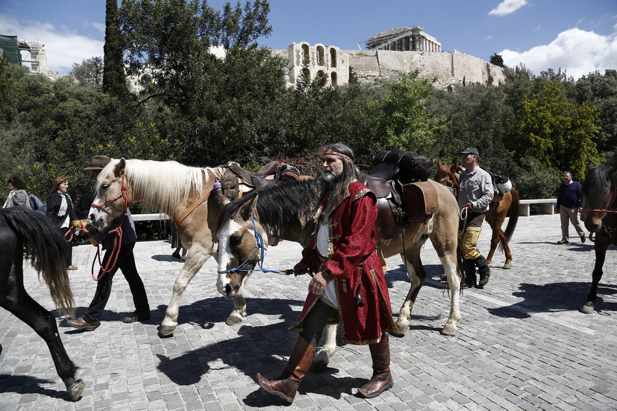 H έφιππη διαδρομή που ξεκινήσε από τον πεζόδρομο της Διονυσίου Αρεοπαγίτου (στο ύψος του Ιερού Ναού της Αγίας Σοφίας) με σκοπό να καταλήξει στη Βουλή, σηματοδοτώντας ουσιαστικά την έναρξη της διοργάνωσης. Εμπνευσμένη από τη διαδρομή του Aime Tschiffely από το Μπουένος Άιρες στη Νέα Υόρκη (1925-28), η Διαδρομή Αθήνα-Κάσελ είναι σύλληψη του Ross Birrell σε συνεργασία με τον Peter van der Gugten. H έφιππη διαδρομή που ξεκινήσε από τον πεζόδρομο της Διονυσίου Αρεοπαγίτου (στο ύψος του Ιερού Ναού της Αγίας Σοφίας) με σκοπό να καταλήξει στη Βουλή, σηματοδοτώντας ουσιαστικά την έναρξη της διοργάνωσης. Εμπνευσμένη από τη διαδρομή του Aime Tschiffely από το Μπουένος Άιρες στη Νέα Υόρκη (1925-28), η Διαδρομή Αθήνα-Κάσελ είναι σύλληψη του Ross Birrell σε συνεργασία με τον Peter van der Gugten.