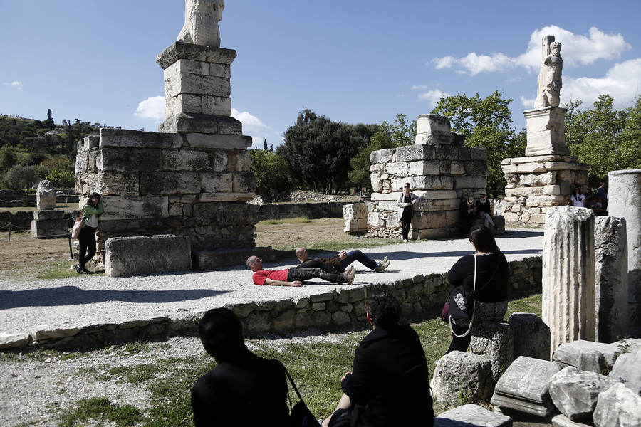 Οι καλλιτέχνες Prinz και Gholam εκτελούν την παράσταση "My Sweet Country" (Γλυκιά Πατρίδα), μπροστά από το Ωδείο του Αγρίππα, στην Αρχαία Αγορά Οι καλλιτέχνες Prinz και Gholam εκτελούν την παράσταση "My Sweet Country" (Γλυκιά Πατρίδα), μπροστά από το Ωδείο του Αγρίππα, στην Αρχαία Αγορά