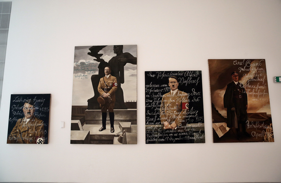 Έργα τέχνης των καλλιτεχνών Piotr Uklanski και McDermott & McGough, στο Εθνικό Μουσείο Σύγχρονης Τέχνης (ΕΜΣΤ) Έργα τέχνης των καλλιτεχνών Piotr Uklanski και McDermott & McGough, στο Εθνικό Μουσείο Σύγχρονης Τέχνης (ΕΜΣΤ)