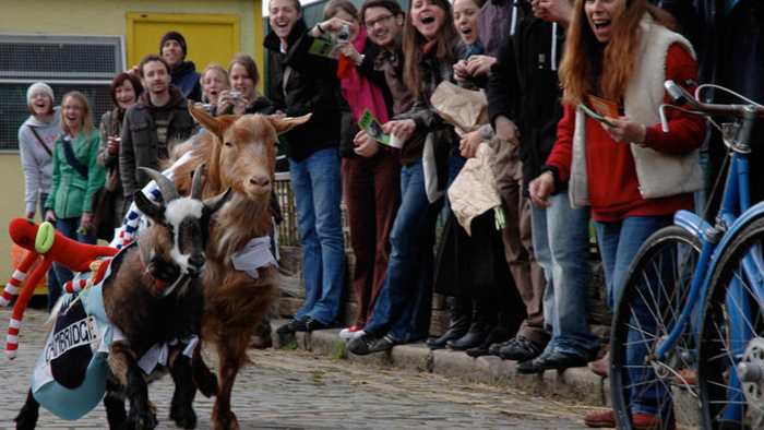 Το πλήθος εμψυχώνει τους δύο μονομάχους