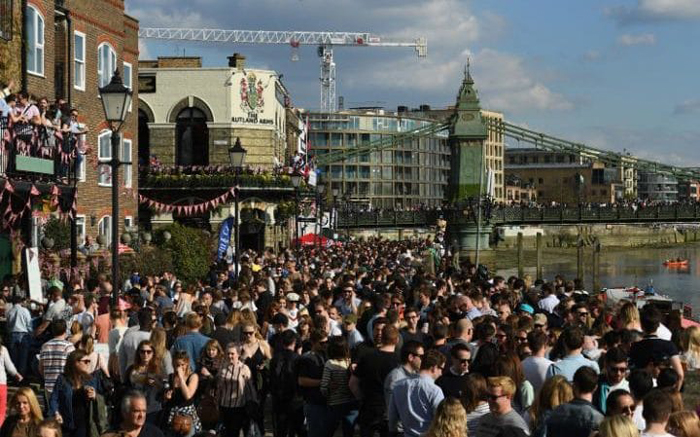 Πλήθος κόσμου και στις όχθες του Τάμεση