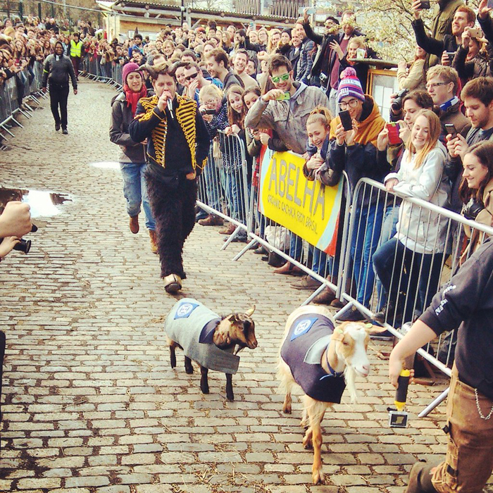 Τα στοιχήματα για τον νικητή πέφτουν βροχή