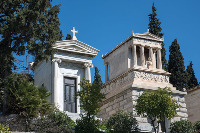 Δεξιά ο τάφος του Ερρίκου Σλήμαν, σε σχέδια του αρχιτέκτονα Ερνέστου Τσίλλερ  