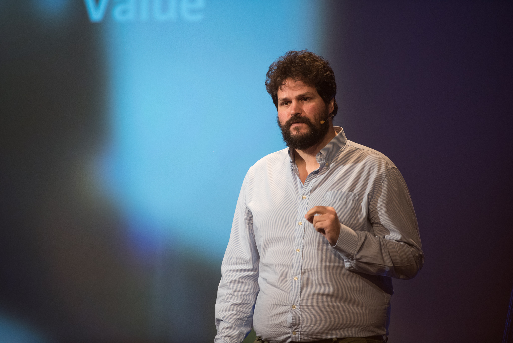 Ο Γιώργος Αχιλλιάς στη σκηνή του τρίτου TEDx University of Aegean που πραγματοποιήθηκε με την υποστήριξη της WIND.