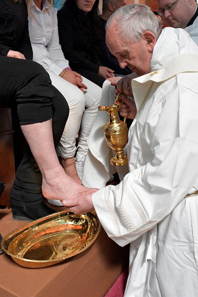 Ο Πάπας έπλυνε τα πόδια μετανοημένων μαφιόζων 