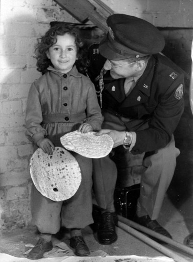 Κοριτσάκι στο στρατόπεδο εκτοπισμένων του Βερολίνου-Μάριεντορφ με το λοχία Ρόμπινς 