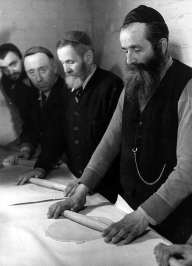 Ορθόδοξοι Εβραίοι ζυμώνουν το ψωμί του Πάσχα 