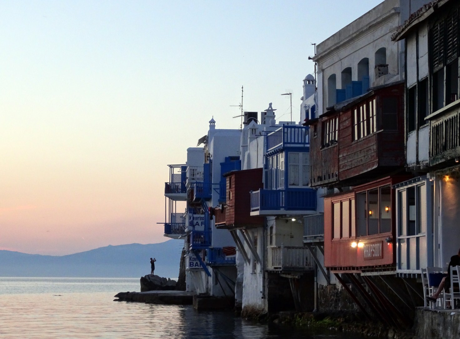 Ο ήλιος δύει υπέροχα στη Μικρή Βενετία της Μυκόνου