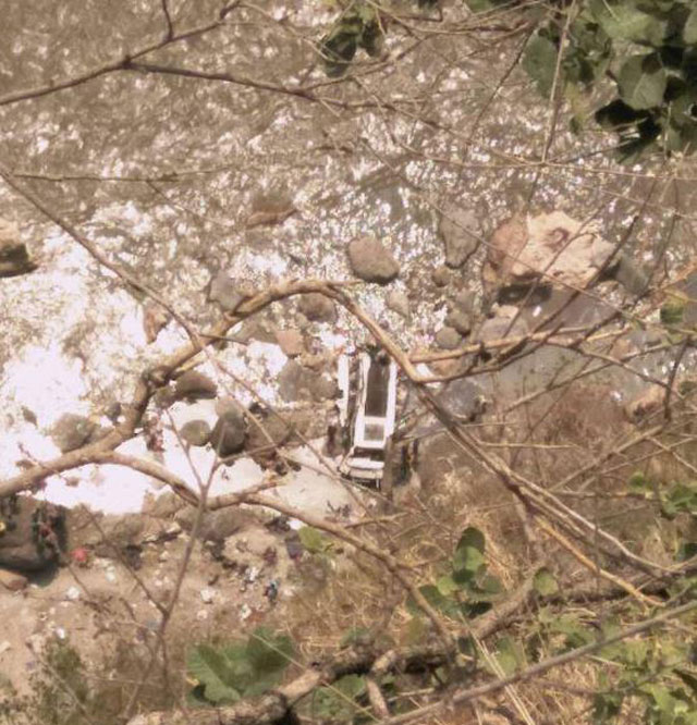 Τραγωδία με 44 νεκρούς από πτώση λεωφορείου σε ποτάμι Τραγωδία με 44 νεκρούς από πτώση λεωφορείου σε ποτάμι