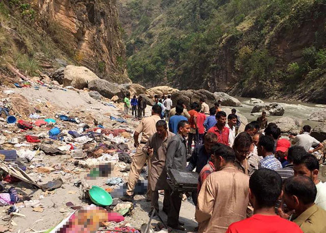 Τραγωδία με 44 νεκρούς από πτώση λεωφορείου σε ποτάμι