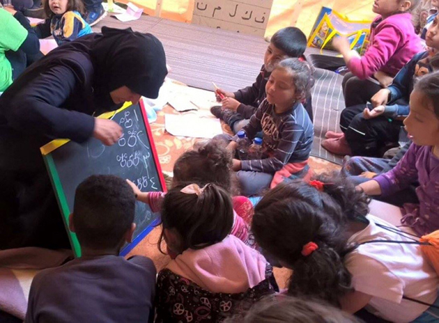 Πρόσφυγες θα δουν σε γιγαντοοθόνες το «Ελ Κλάσικο» της Ισπανίας παρέα με τον Πουγιόλ 