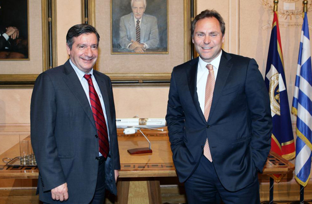 Μαζί για την Αθήνα. Στη φωτογραφία ο Δήμαρχος Αθηναίων κ. Γιώργος Καμίνης, και ο Αντιπρόεδρος της AEGEAN κ. Ευτύχιος Βασιλάκης.