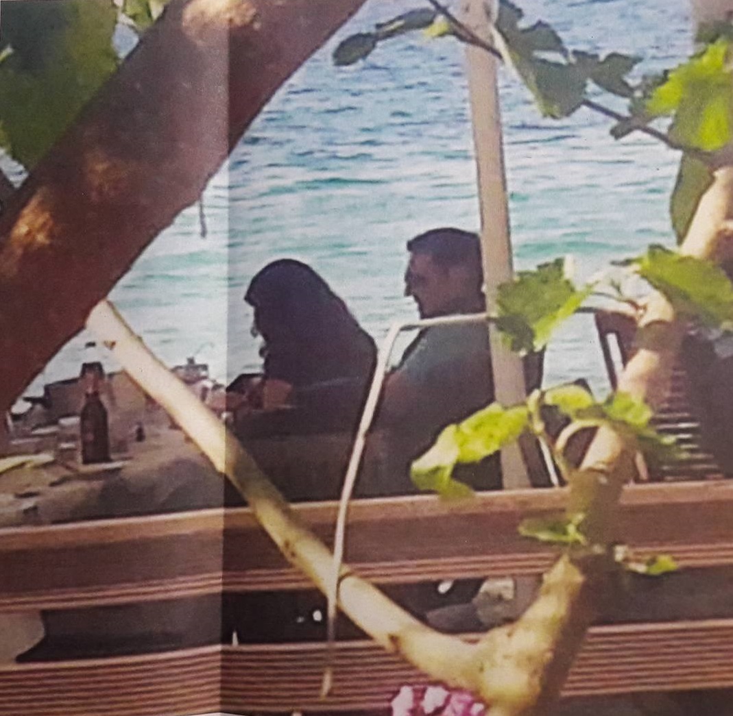 Ο Τσίπρας στη θάλασσα με την Περιστέρα και τα παιδιά 