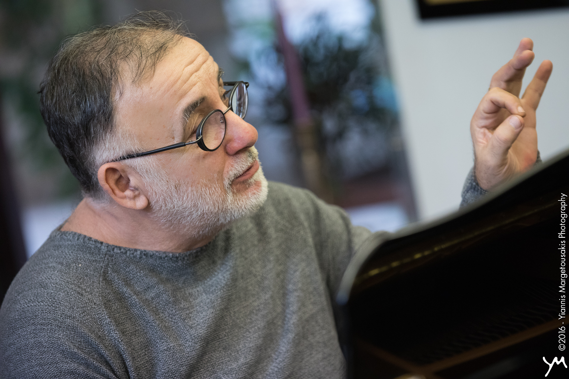 Θάνος Μικρούτσικος