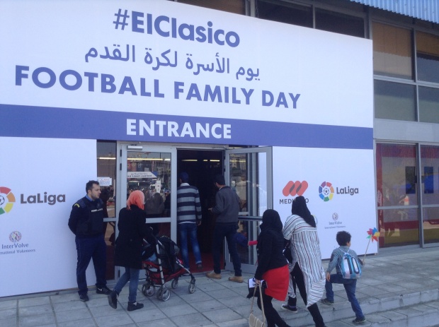 Η A.V. θα παρακολουθήσει το παιχνίδι Ρεάλ - Μπαρτσελόνα μαζί με 1.000 πρόσφυγες και τον Πουγιόλ Η A.V. θα παρακολουθήσει το παιχνίδι Ρεάλ - Μπαρτσελόνα μαζί με 1.000 πρόσφυγες και τον Πουγιόλ