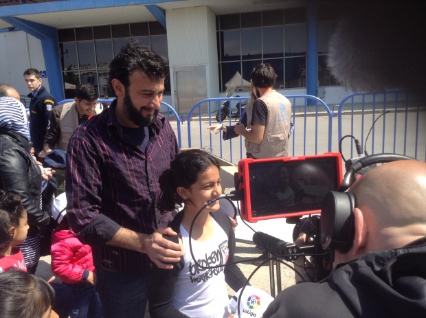 Η A.V. θα παρακολουθήσει το παιχνίδι Ρεάλ - Μπαρτσελόνα μαζί με 1.000 πρόσφυγες και τον Πουγιόλ Η A.V. θα παρακολουθήσει το παιχνίδι Ρεάλ - Μπαρτσελόνα μαζί με 1.000 πρόσφυγες και τον Πουγιόλ