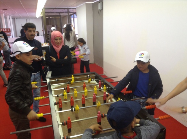 Η A.V. θα παρακολουθήσει το παιχνίδι Ρεάλ - Μπαρτσελόνα μαζί με 1.000 πρόσφυγες και τον Πουγιόλ Η A.V. θα παρακολουθήσει το παιχνίδι Ρεάλ - Μπαρτσελόνα μαζί με 1.000 πρόσφυγες και τον Πουγιόλ