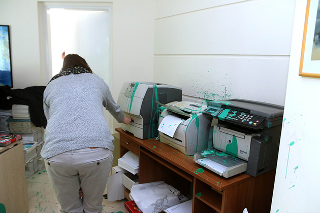 ΘΕΣΣΑΛΟΝΙΚΗ ΕΠΙΘΕΣΗ ΚΟΥΚΟΥΛΟΦΟΡΩΝ ΣΤΗΝ ΕΦΗΜΕΡΙΔΑ ΚΑΘΗΜΕΡΙΝΗ