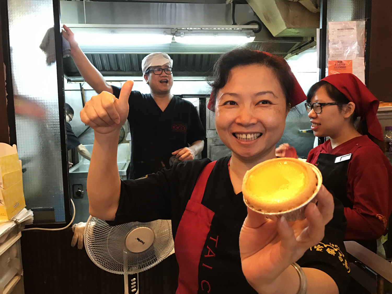 Φορτωμένος με σακούλες ανάμεσα στις κυριλέ μπουτίκ θα βρεις το ζαχαροπλαστείο Tai Cheong που φτιάχνει μόνο τάρτες αυγού. Με ζύμη σφολιατένια ή μπισκοτένια και οι δυο βερσιόν όμως με την ίδια γέμιση, κάτι μεταξύ κρέμας μπουγάτσας και κρέμας καραμελέ, είναι τόσο αφράτες και ζεστές που νομίζεις ότι λιώνουν μέσα στα δάχτυλά σου!