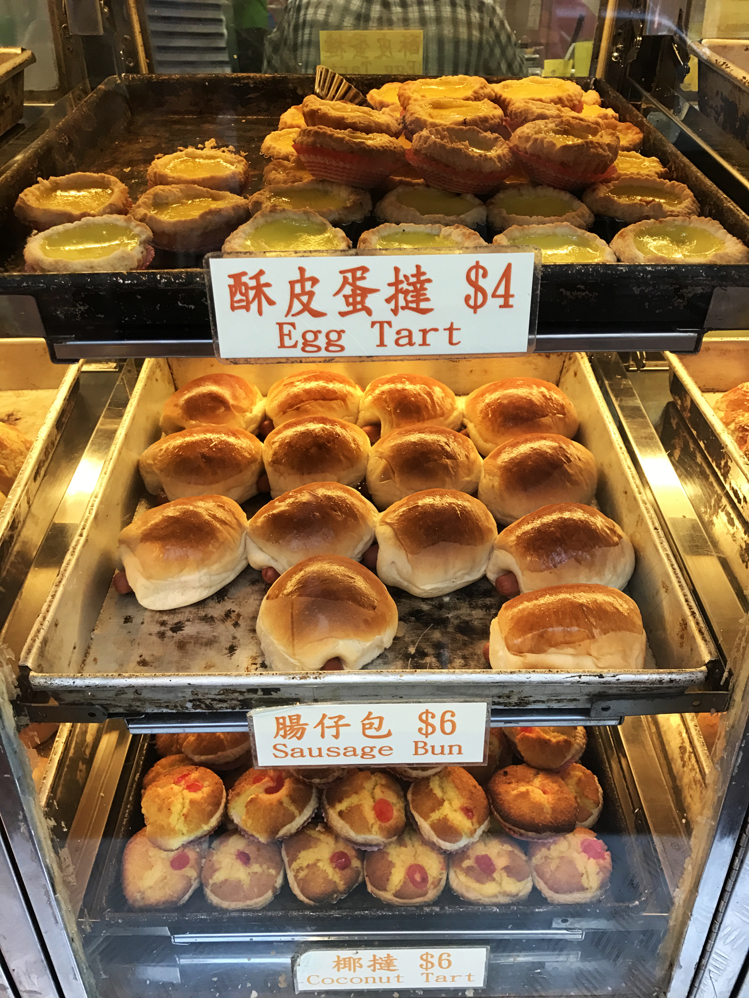 Ξέχνα τον μπουφέ του ξενοδοχείου με τις γκούντες-μούμιες και βγες έξω. Σε λιγότερο από 10 μέτρα θα βρεις τουλάχιστον τρεις φούρνους που πουλάνε της Παναγιάς τα μάτια!