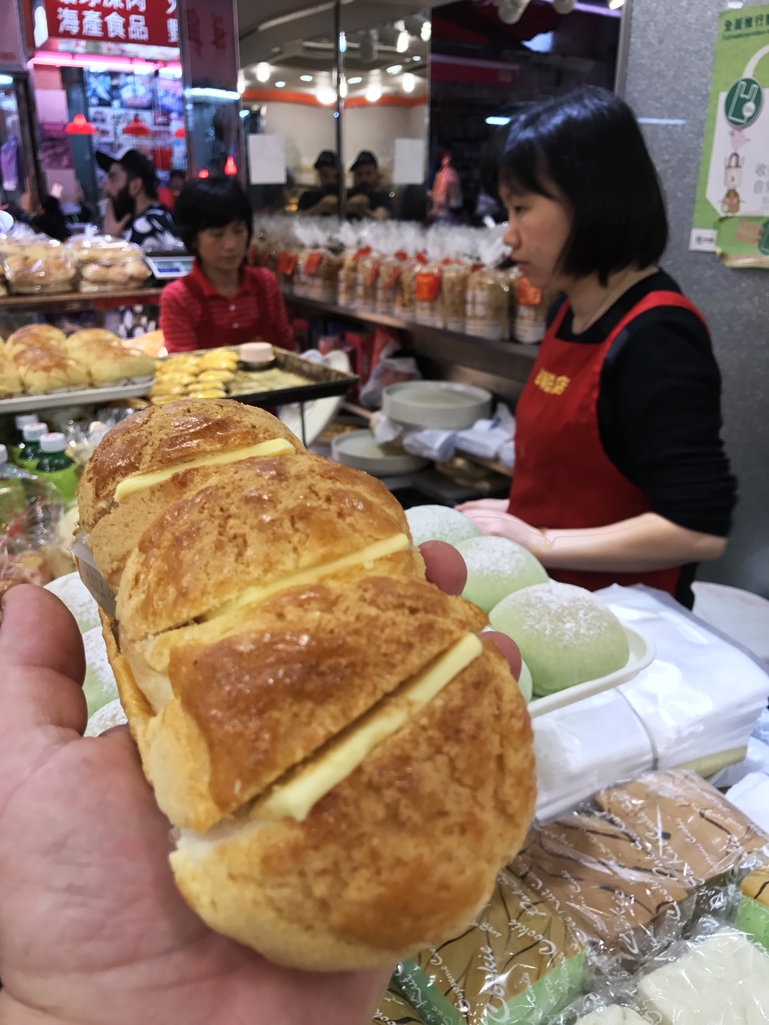 Μη χάσεις τα αφράτα sausage buns και βάλε στα οπωσδήποτε τα καταπληκτικά pineapple buns γεμιστά με μεγάλα κομμάτια κρύου βουτύρου. Κάτσε σ’ ένα σκαλοπάτι όπως έκανα κι εγώ και απόλαυσε τον ζυμαρένιο παράδεισο.