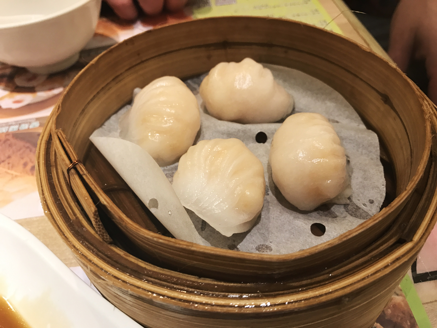 Har Gao. Αυτές οι αχνιστές μπουκιές, γεμιστές με χοντροκομμένα κομμάτια γαρίδας κάνουν το στόμα σου να γεμίζει θάλασσα. Τα πιο ακριβά για τα δεδομένα του δρόμου αλλά και τα πιο νόστιμα –στα όρια του θρύλου-, θα τα φας στο Tim Ho Wan, αλυσίδα φθηνών εστιατορίων, διάσημη εκτός από Χονγκ Κονγκ και σε Αυστραλία- Αμερική. Πουλάνε μόνο dim sum, στεμμένα όμως με αστέρια Michelin!