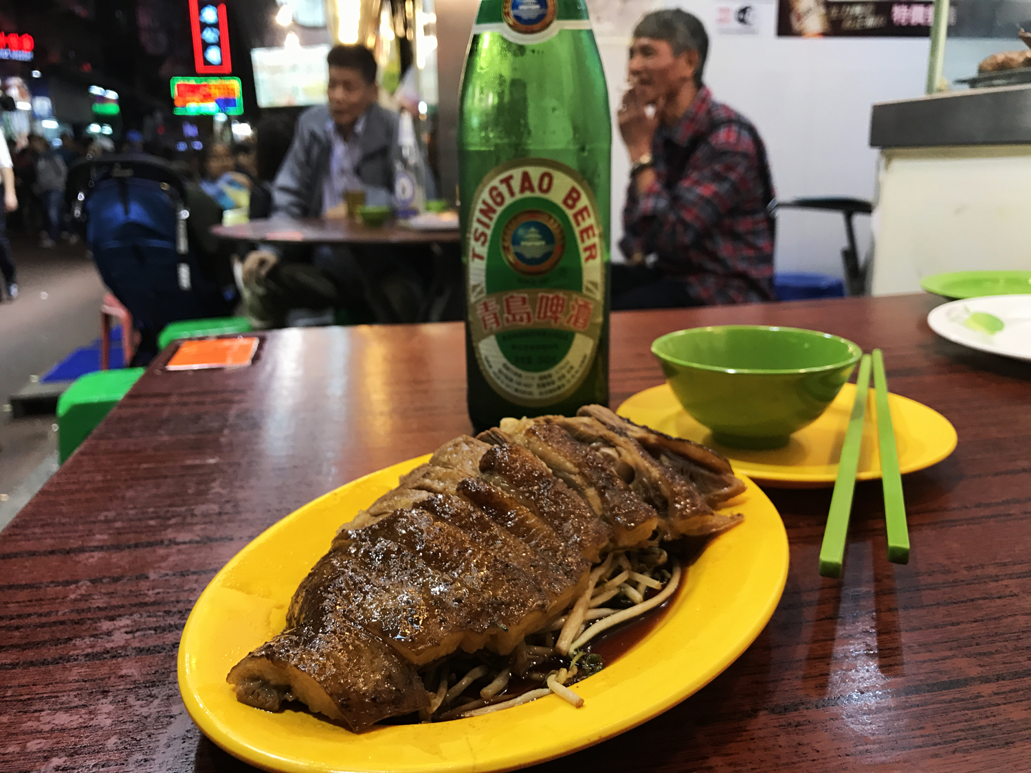 Ψητή χήνα, το εθνικό τους πιάτο που σερβίρεται σε κάθε γωνιά, όπως τα σουβλάκια στην Αθήνα. Όπου δεις τεράστιες ουρές με τουρίστες αλλά και ντόπιους, στήσου από πίσω.