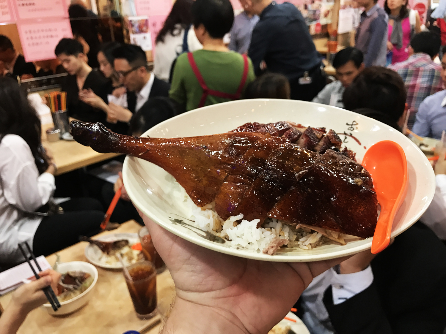 Υπέροχη, κρεατένια και ζουμερή η χήνα στο Night Temple Market όμως η μυθική είναι στο Yat Lok στο κέντρο του Χονγκ Κονγκ, κι αυτή με αστέρι Michelin.