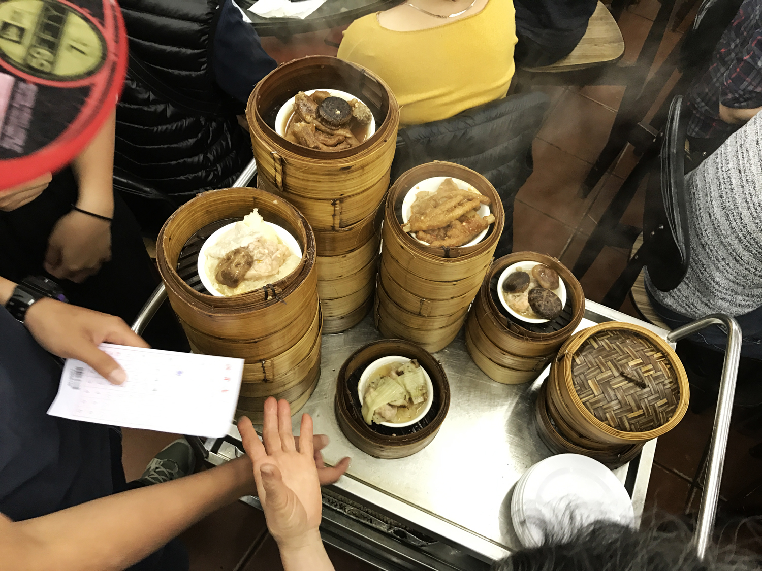 Dim Sum. Φύλλο από ρυζάλευρο γεμιστό με ψιλοκομμένο γουρουνόπουλο σούβλας και τηγανητό ρύζι. Περιχυμένο με γλυκερή σάλτσα σόγιας είναι μαζί μ’ ένα ποτήρι κρύο τσάι με γάλα το καλύτερο πρωινό. Και μόνο που τα σκέφτομαι μου τρέχουν τα σάλια…Τα καλύτερα τα έφαγα στο Ling Heung Tea House στο κέντρο της πόλης.