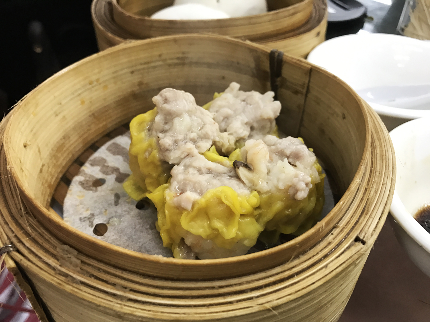  Dim Sum Shao Mai. Μικρά «πηγαδάκια» από νόστιμη ζύμη ψημένα στον ατμό και γεμιστά με χοιρινό κιμά, χοντροκομμένη γαρίδα και μανιτάρια «Dragon Ears». Το αγαπημένο μου από εδώ μέχρι το φεγγάρι, 8 ημέρες στο Χονγκ Κονγκ κυριολεκτικά μ’ αυτά τρεφόμουνα. (Τα καλύτερα στην Αθήνα θα τα βρεις στο Rouan Thai, Νοταρά 13, Πειραιάς).