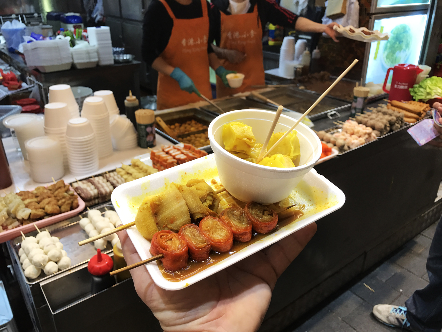  Mezedakia street food. Απόφυγε όπως ο διάολος το λιβάνι τα πολύχρωμα, βαμμένα με χρωστικές ουσίες, μεζεδάκια στις μικρές καντίνες. Ωραία ατμόσφαιρα και αυτό που περιμένεις από τη μία, χαμηλή ποιότητα πρώτης ύλης, άρα άγευστα από την άλλη. Λύσσαξε στο instagram και γέμισε το timeline σου χρώμα, όμως προτίμησε να τσιμπολογήσεις κάπου αλλού. Ναι, υπάρχουν κι εδώ τα τουριστικά και οι παγίδες, δεν ξέρω πως μπορείς να τα αποφύγεις, σίγουρα όμως προσπάθησε να μην σε τραβάει το χρώμα. 