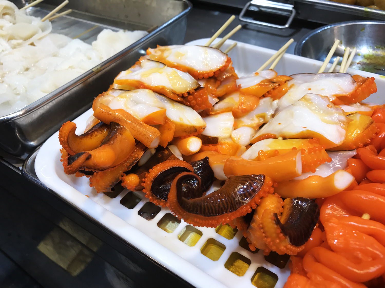 Σουπιές τεράστιες και τερατώδεις, μπογιατισμένες πορτοκαλί για να γυαλίζουν στο μάτι. Τα street food που πρέπει να αποφύγεις.