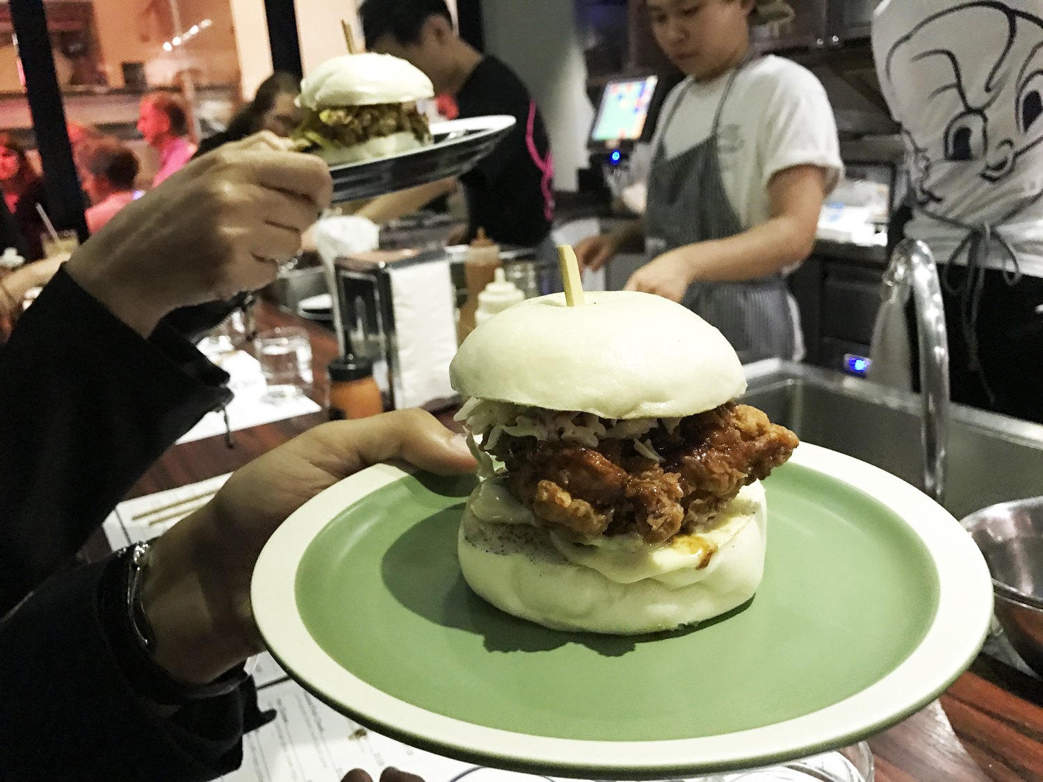  Τα baby λαχανάκια με καραμέλα από oyster sauce και φιστίκια, τα χοιρινά μάγουλα με κ