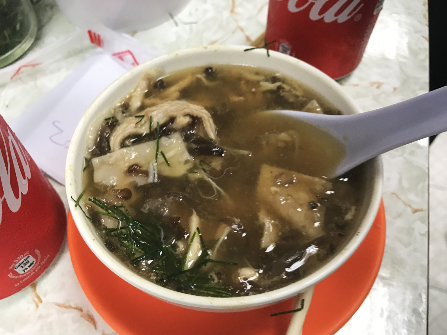 Σούπα φιδιού. Σε δύο μόνο resto στο Χονγκ Κονγκ μπορείς να φας φιδόσουπα κι εγώ πήγα στο καλύτερο, Shia Wong Hip. Η συμπαθέστατη κυρία διαλέγει το φίδι από το κλουβί, το σφάζει, και στο φτιάχνει σούπα ή τηγανιτό (δες το βίντεο). Μη με ρωτήσετε γιατί πήγα εκεί, αλλά ήθελα να το κάνω. Υπέροχη γεύση από lemongrass και ginger, κάτι σαν ασιατική μαγειρίτσα από την οποία κατάφερα να φάω μόνο 3 κουταλιές (μα…φίδι;;;).