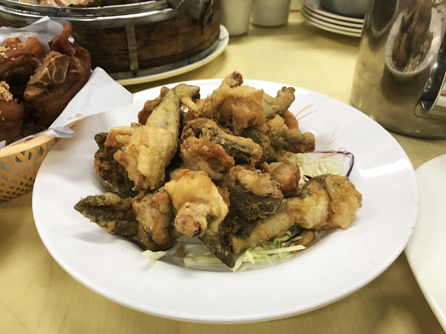 Resto-Disco. Μπες στη Java Road Food Market με τα φρέσκα λαχανικά και θαλασσινά, ανέβα στον 1ο όροφο και στρίψε κατευθείαν δεξιά. Ζήτα να σε καθίσουν παρέα με ξένους (στο Χ. Κ. συχνά σε καθίζουν υποχρεωτικά με άλλους), ο Ρόμπι θα πάρει την παραγγελία σου, και όσο μασουλάς τα κινέζικα μεζεδάκια οι Plasma T. V. μέσα στο τεράστιο εστιατόριο θα παίξουν όλη τη disco των 80’ς. Highlight της βραδιάς και η στιγμή που όλοι περιμένουν είναι το moonwalking του ιδιοκτήτη με soundtrack αρχαία live του Michael Jackson! Ε