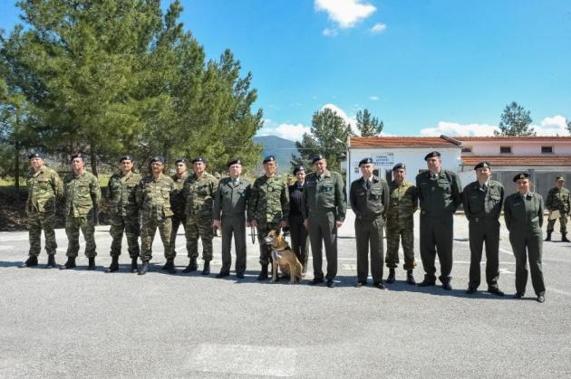 Αυτή η υπέροχη σκύλα βραβεύτηκε από τον Στρατό Ξηράς για την προσφορά της (εικόνες)