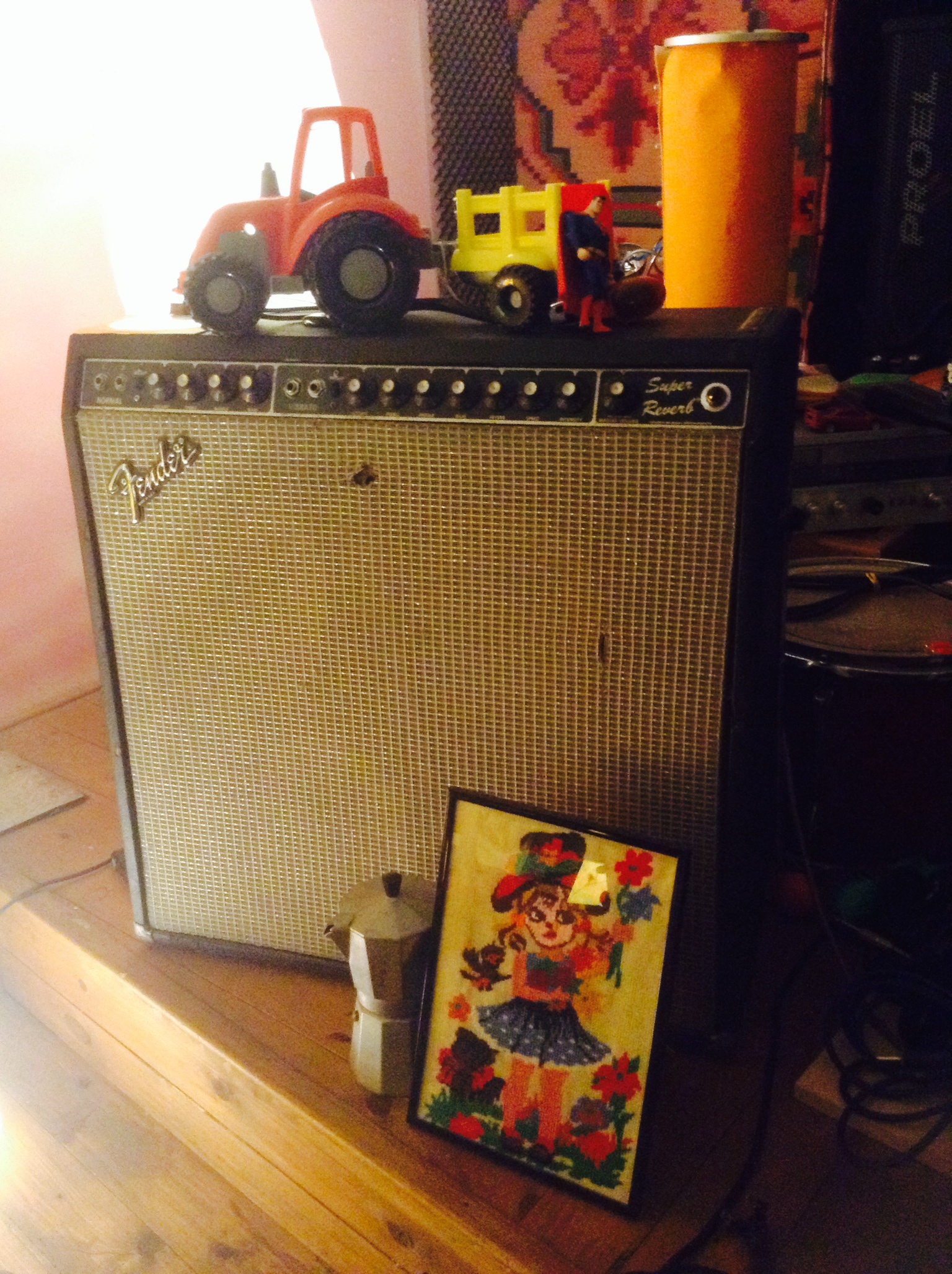 Στο στούντιο με τους Xaxakes, καθώς προβάρουν για το «Σταύρος Νιάρχος» Στο στούντιο με τους Xaxakes, καθώς προβάρουν για το «Σταύρος Νιάρχος»