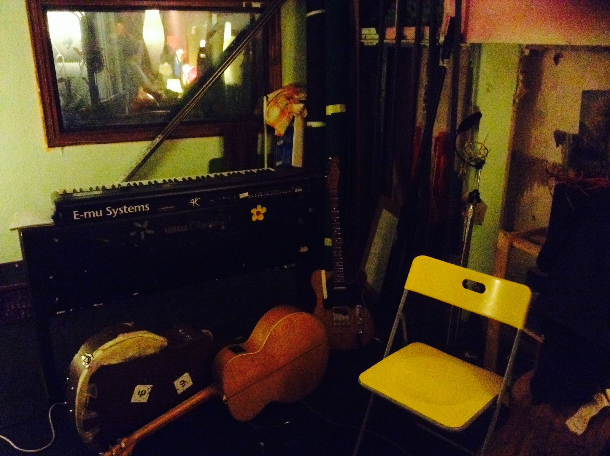 Στο στούντιο με τους Xaxakes, καθώς προβάρουν για το «Σταύρος Νιάρχος» Στο στούντιο με τους Xaxakes, καθώς προβάρουν για το «Σταύρος Νιάρχος»