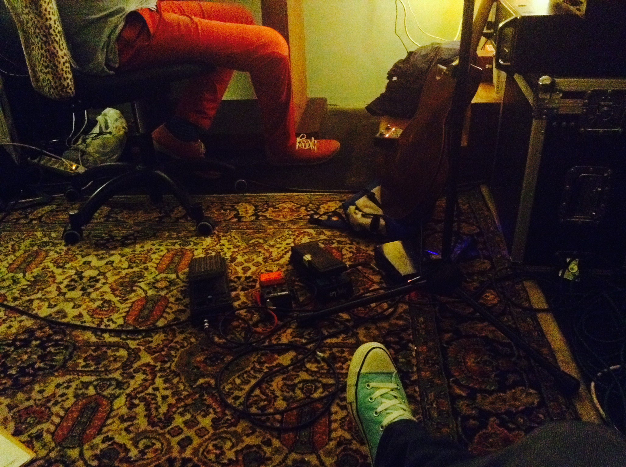 Στο στούντιο με τους Xaxakes, καθώς προβάρουν για το «Σταύρος Νιάρχος» Στο στούντιο με τους Xaxakes, καθώς προβάρουν για το «Σταύρος Νιάρχος»