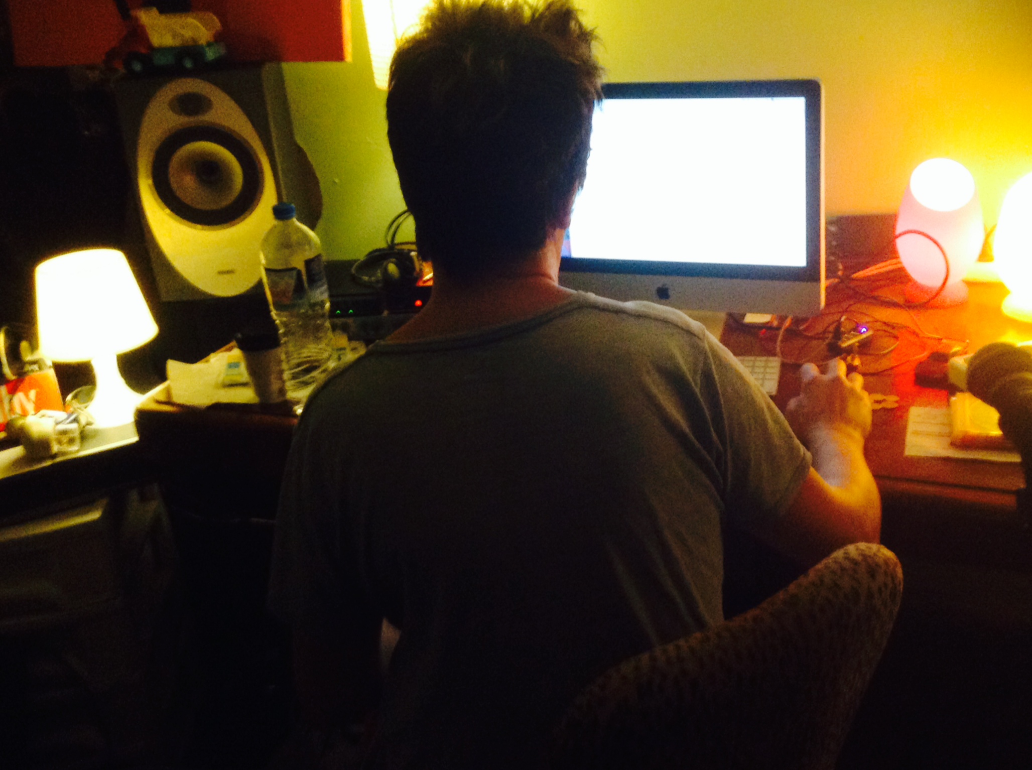 Στο στούντιο με τους Xaxakes, καθώς προβάρουν για το «Σταύρος Νιάρχος» Στο στούντιο με τους Xaxakes, καθώς προβάρουν για το «Σταύρος Νιάρχος»